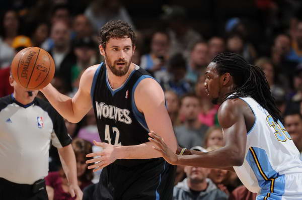 雷迪克：里夫斯在对热火首节伤到腹股沟，明天再次评估他伤情