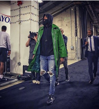 职业玩家展示自己95岁神枪手祖母 没玩过FPS但瞄准天赋惊人