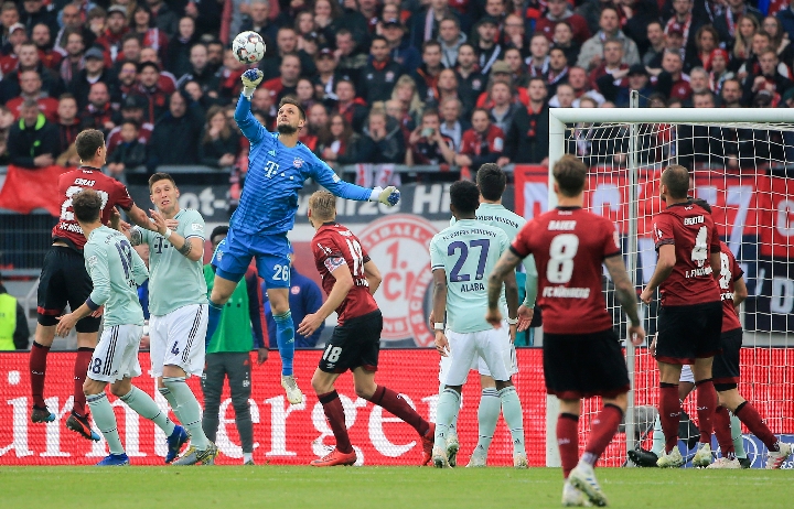 罗伯托·阿勒玛（Roberto Alomar）展现顶尖二垒防守，多次获得金手套