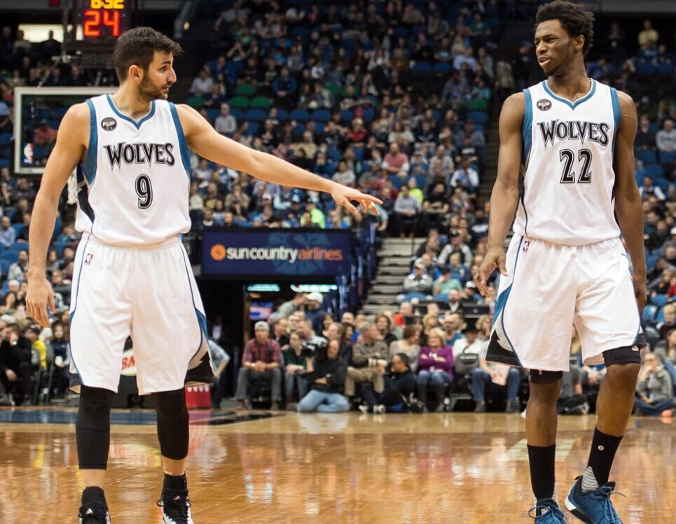 感谢俱乐部，U16国少球员身穿各自俱乐部训练服拍摄全家福